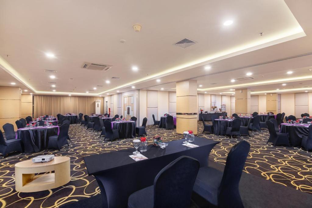 Quest Hotel Darmo - Surabaya By Aston Dış mekan fotoğraf